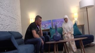 Safira Yakkuza Hot Wife In Hijab Has A Sexy Surprise For Her Husband in suck cunts HD