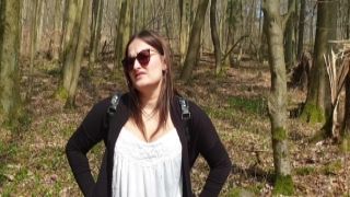 Studentin Holly klixen production Outdoor nach der Uni im Wald gefickt
